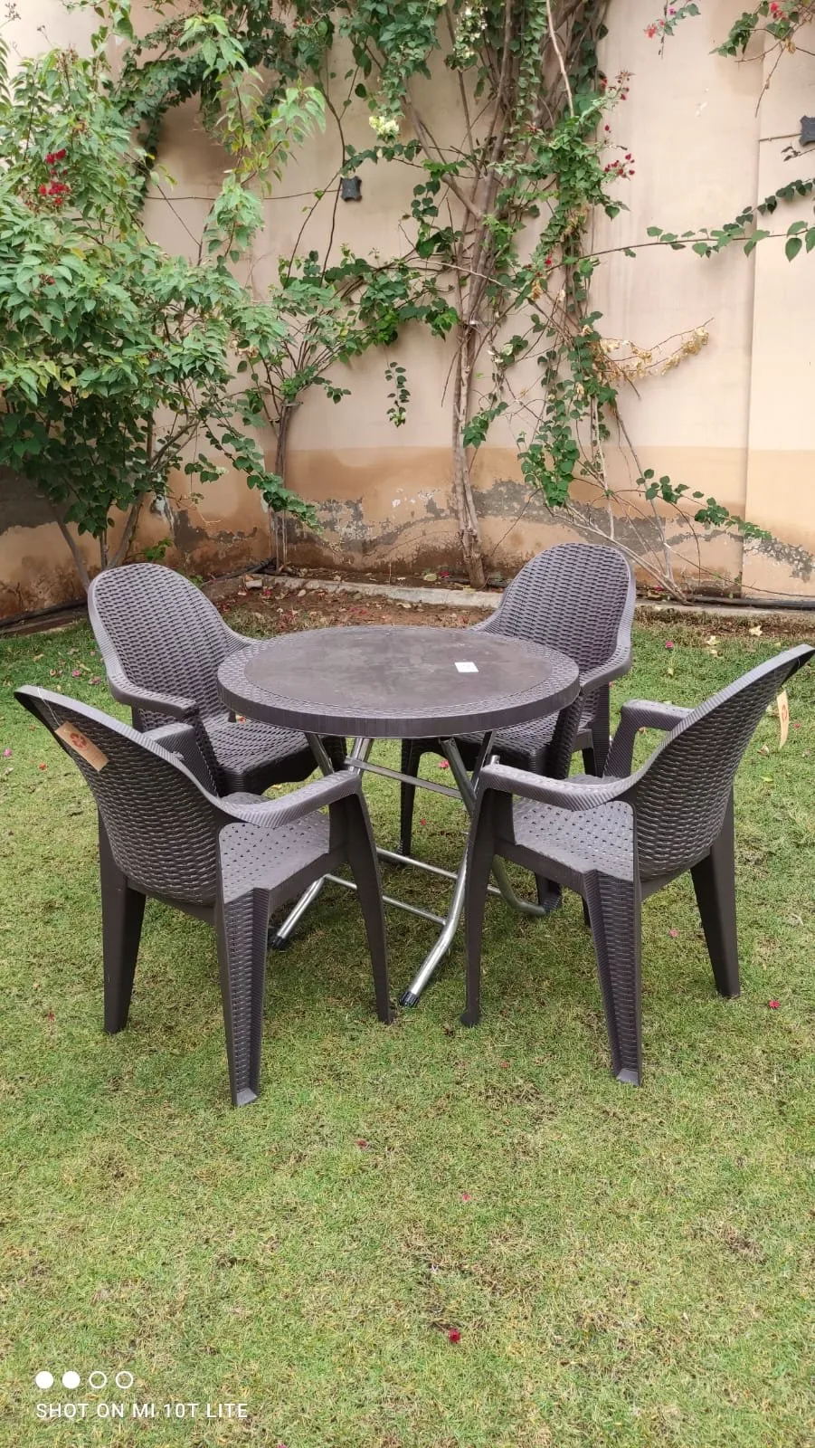 طاولة دائري تسفيط مع 4 كراسي الوسام كلاسيكية وأنيقة