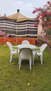 طاولة دائري رجل بلاستيك مع 4 كراسي الوسام أنيقة ومميزة للضيافة الراقية