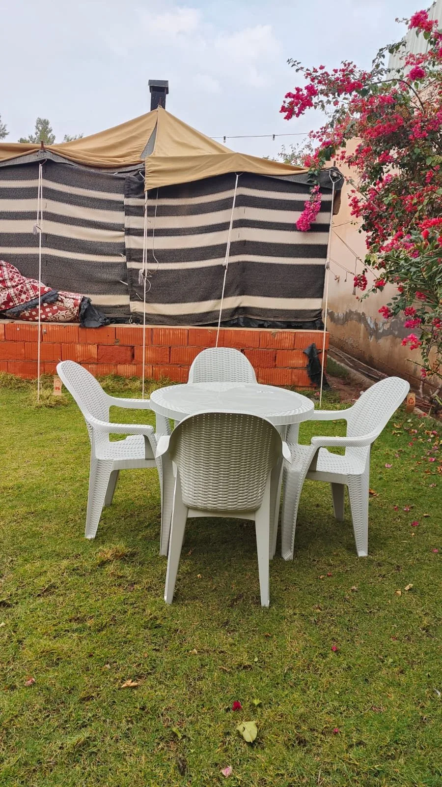 طاولة دائري رجل بلاستيك مع 4 كراسي الوسام أنيقة ومميزة للضيافة الراقية