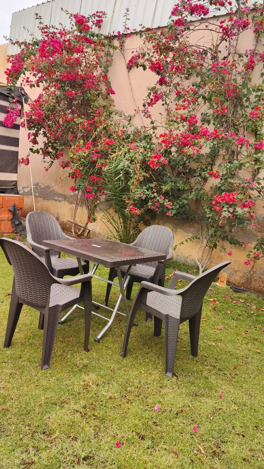 طقم طاولة مربع تسفيط مع 4 كراسي الوسام متوازن وأنيق