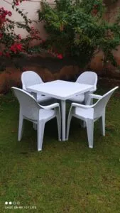 طقم طاولة مربع رجل بلاستيك مع 4 كراسي الوسام مدمج وأنيق