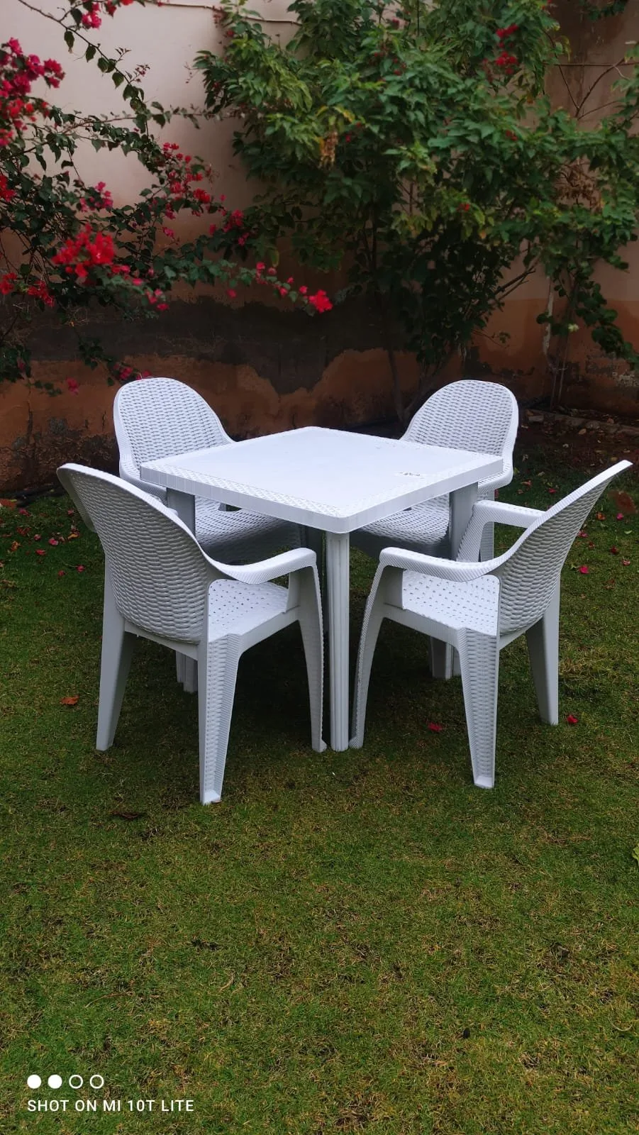 اطقم طاولات طعام بلاستيك