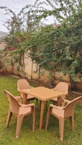 طاولة مستطيلة عملية، رجل بلاستيك خفيف، كراسي الوسام، طقم واسع أنيق، أثاث عملي أنيق، حياة عصرية، استخدام متعدد، مساحة واسعة، تصميم أنيق، طعام عملي