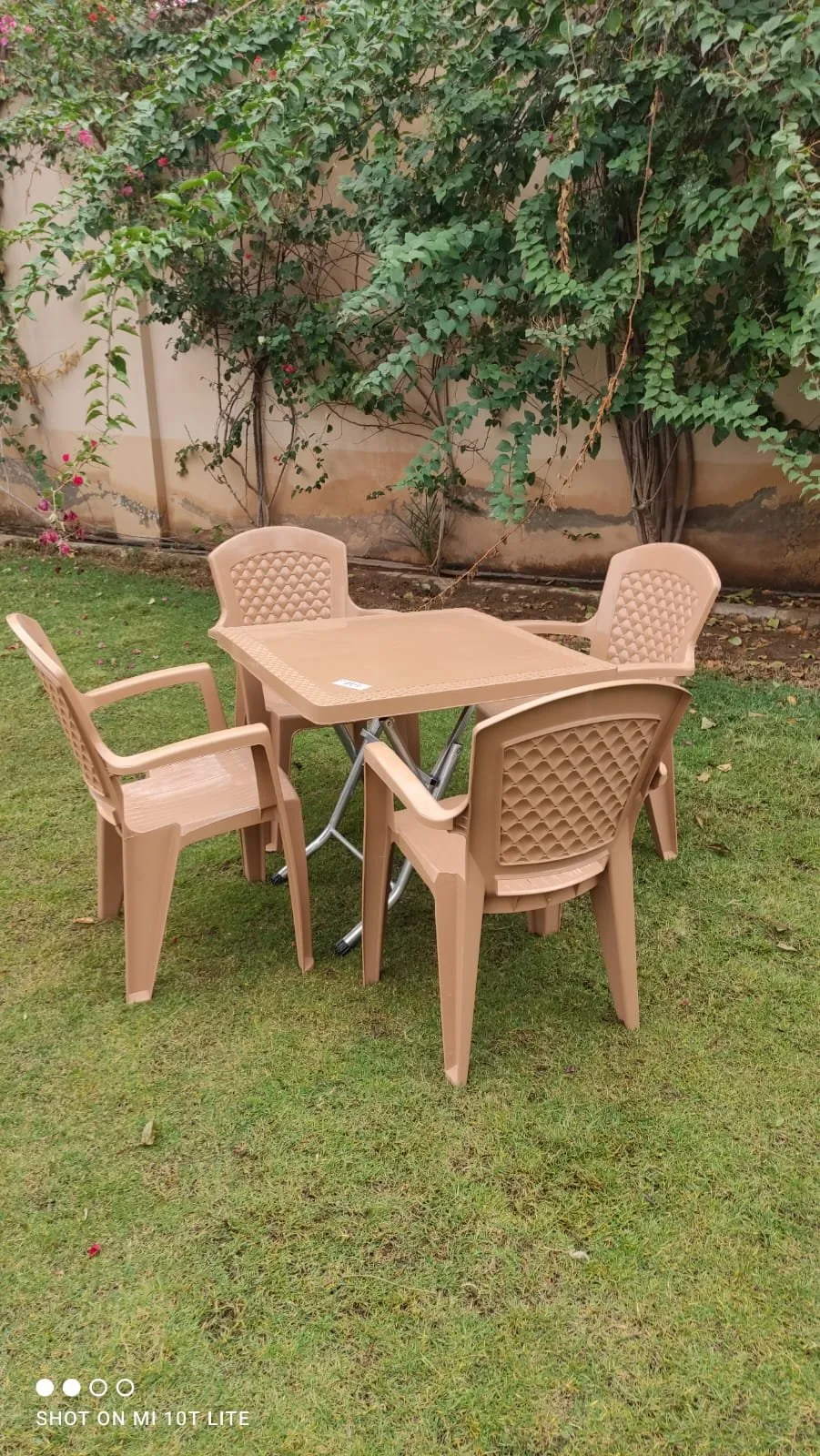 طاولة مربع تسفيط مع 4 كراسي الفخامة أنيقة وفاخرة للمساحات المتوسطة الراقية