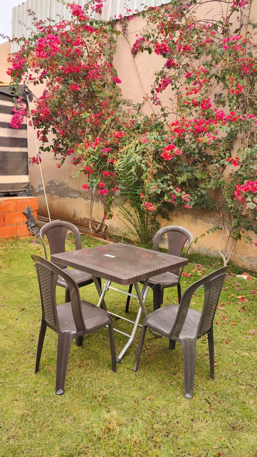 طاولة مربع تسفيط مع 4 كراسي العزايم أنيقة ومدمجة للمساحات المتوسطة - بني