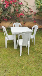 طقم طاولة مربع بلاستيك مع 4 كراسي للعزايم