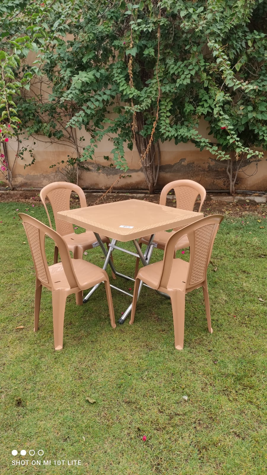 طاولة مربع تسفيط مع 4 كراسي العزايم أنيقة ومدمجة للمساحات المتوسطة - بيج